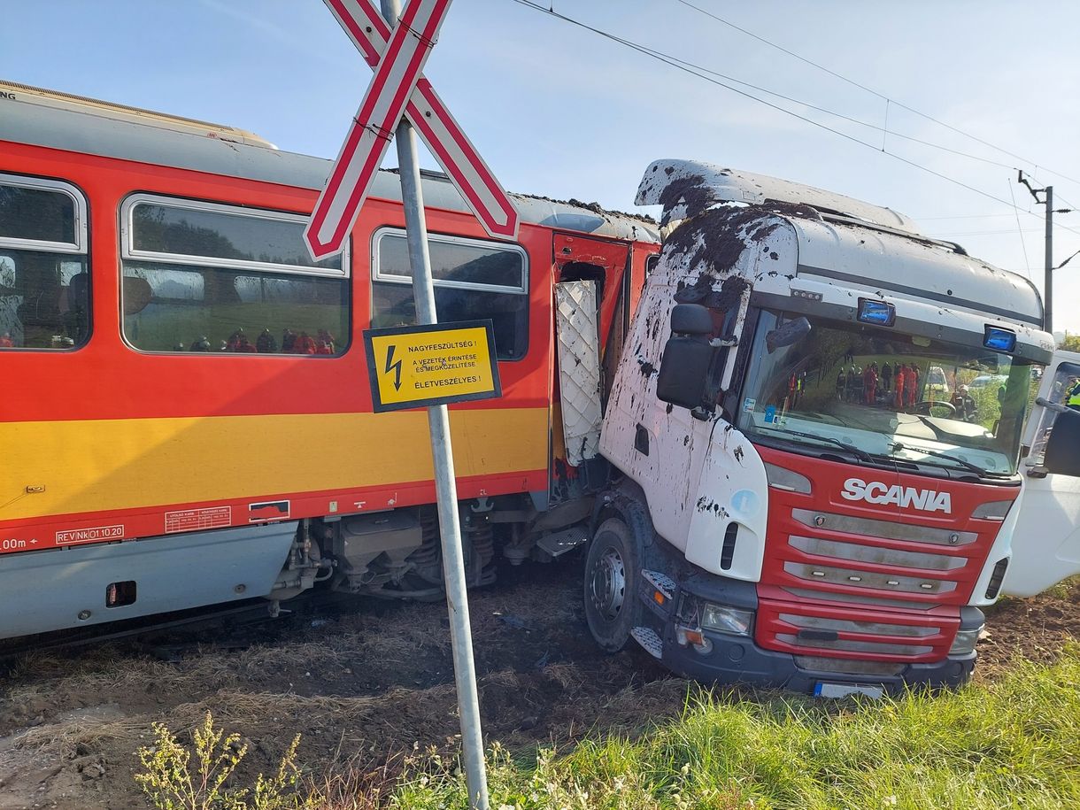 Személyvonat és nyerges vontató ütközött, többen megsérültek Ikladnál
