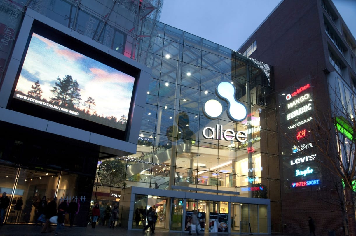 Segítségnyújtás helyett sokan inkább fotózták az Allee-ban lezuhant férfit