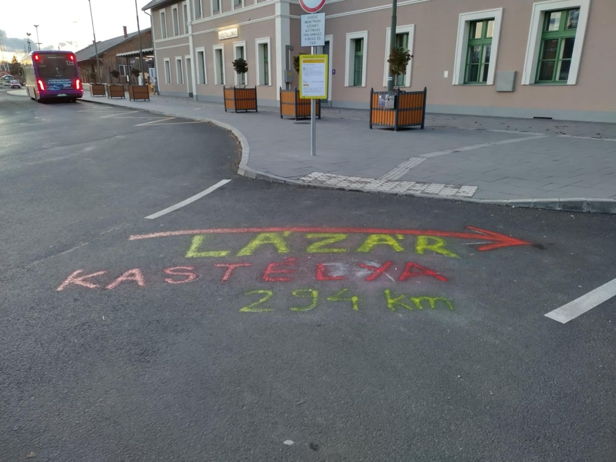 A kutyapártos aktivisták már közel 30 vasútállomás környékére festették fel, hogy milyen messze van Lázár János batidai kastélya