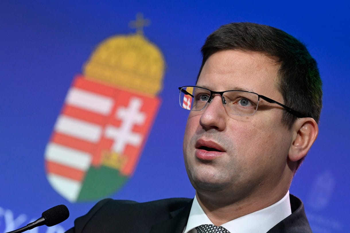 Hallgat a kormány arról, mikor térhet vissza a munkába Gulyás Gergely, akit a Honvédkórházban műtöttek 
