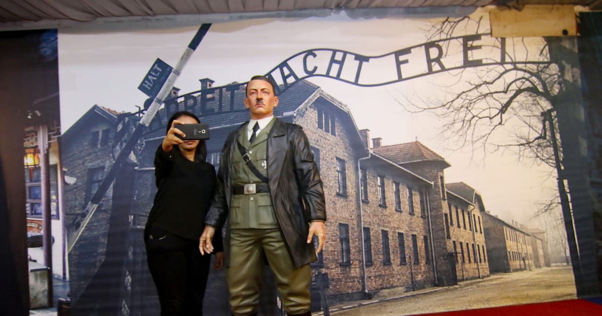 Túl sokat szelfiztek a Hitler-szoborral, így inkább elvitték