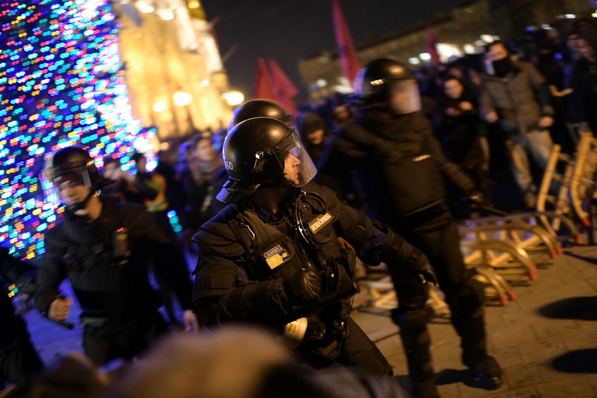 Ki a nagyobb keresztény a Kossuth téri karácsonyfa körül: a kormány vagy a tüntetők?
