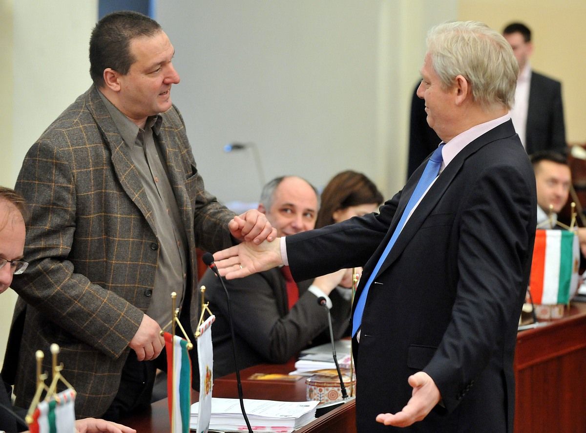 Kényszerfelvásárlással és vállalkozói sarccal operálna a kormány