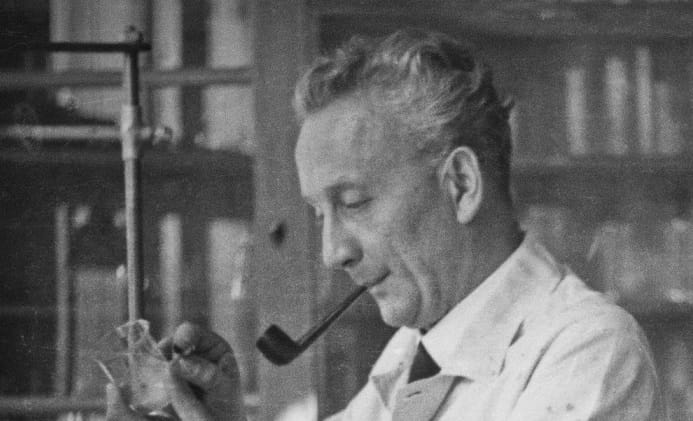 Előbb tanítványai rajongtak érte, aztán az egész világ: 130 éve született Szent-Györgyi Albert