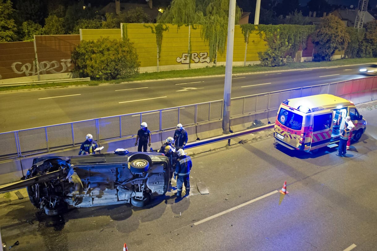 Szalagkorlát nyársalt föl egy autót az M3-bevezetőnél – fotó