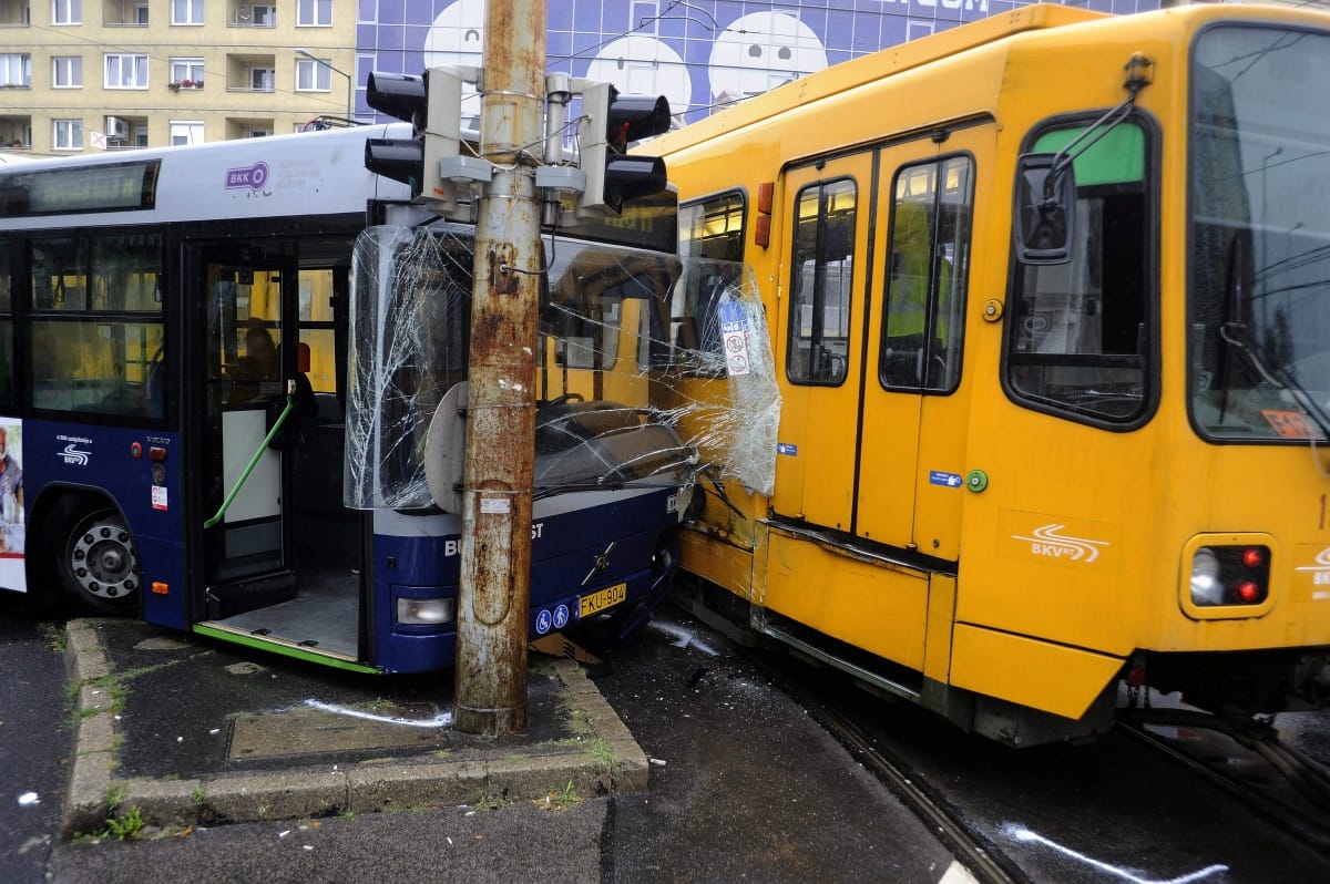 Busz és villamos csattant Zuglóban - fotók