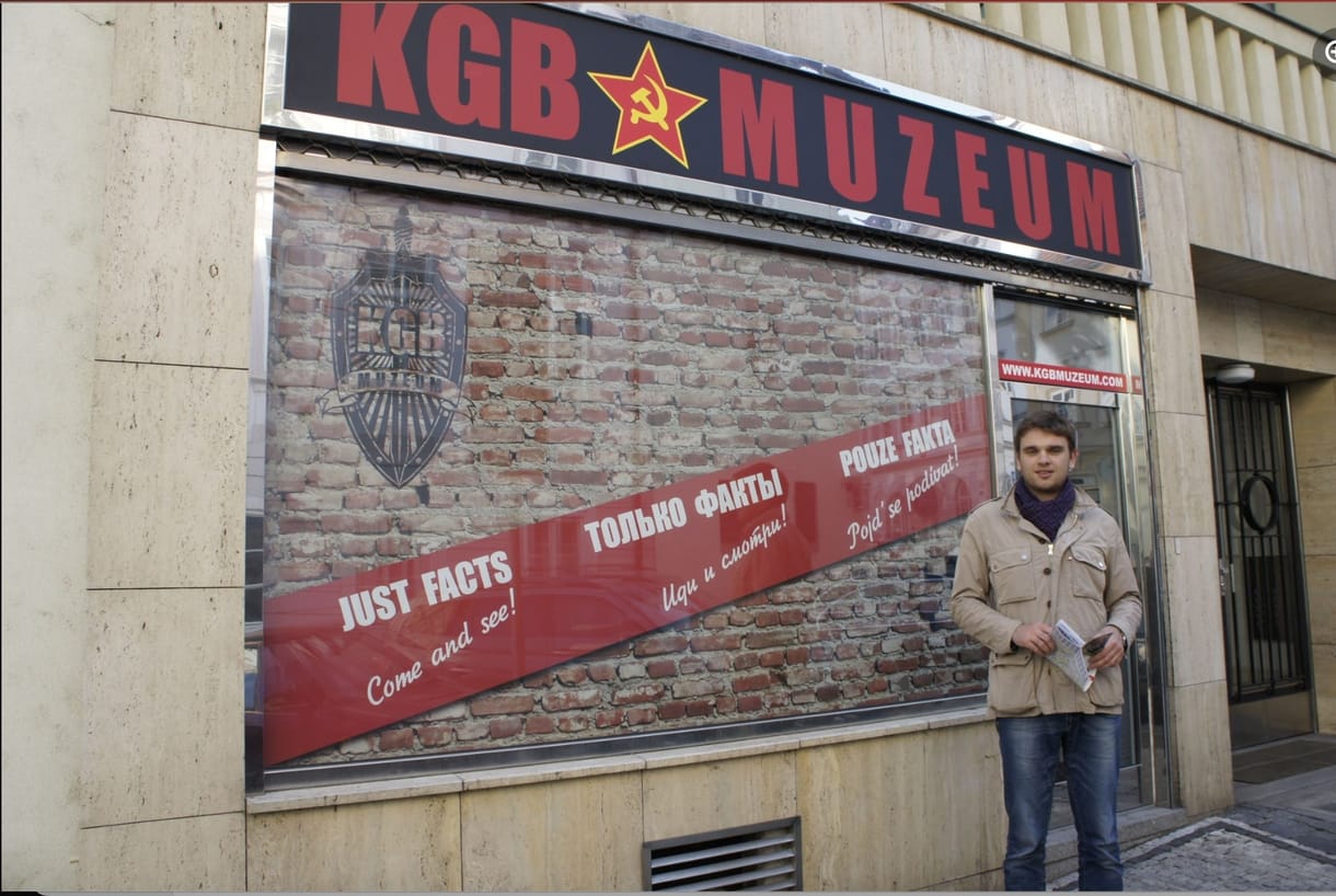 Menő szakácsnak álcázta magát a párizsi orosz kém, de leitta magát és kiderült, miben sántikál