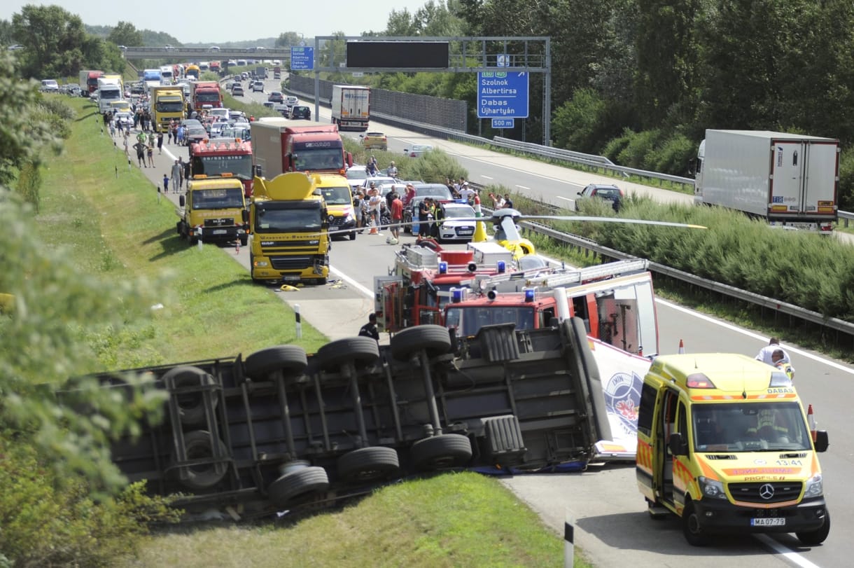 Árokba hajtott egy kamion az M5-ösön