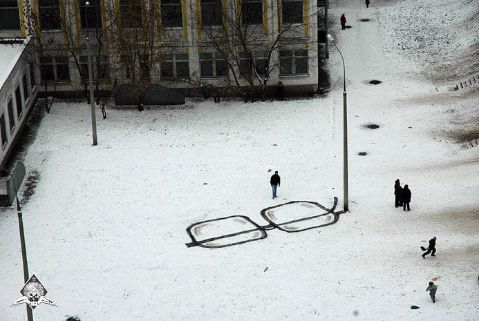 Street art percek: csinálj hóból szemüveget!