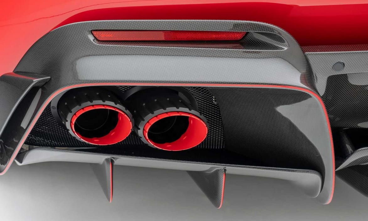 Vörös kipufogóvéget kapott a szélvédő és tető nélküli Ferrari