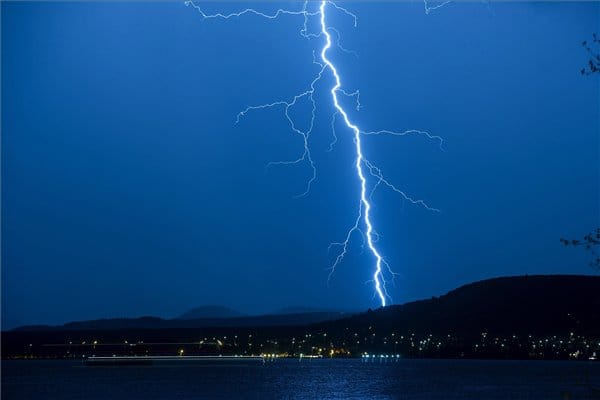 Elképesztő fotók jöttek az esti balatoni villámokról