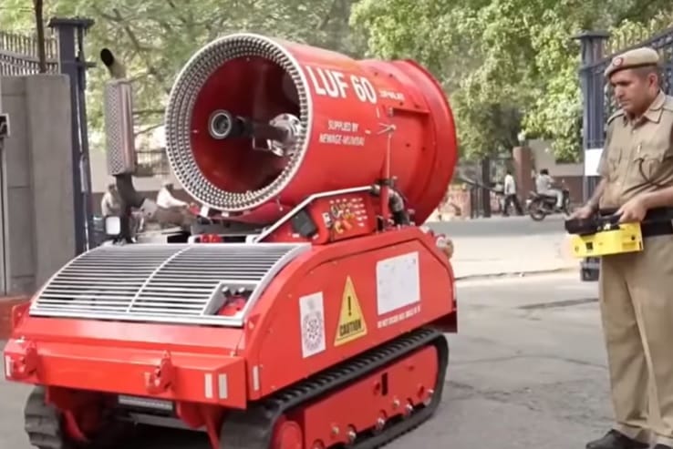 Egy perc alatt 2400 liter vizet fröcskölnek szét, Indiában ilyen robotokra bízzák a tűzoltást – videó