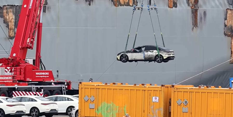 Kirakodás után is kigyulladt egy elektromos autó a szerencsétlenül járt Fremantle Highway hajónál – videó