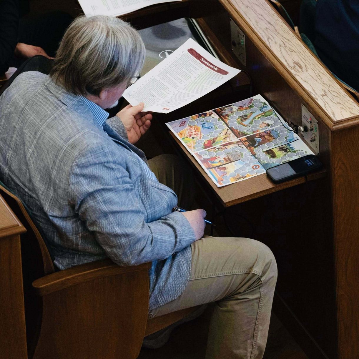 Fotók bizonyítják, hogy Dézsi Csaba volt győri polgármester a közgyűlési munka közben társasjátékozott