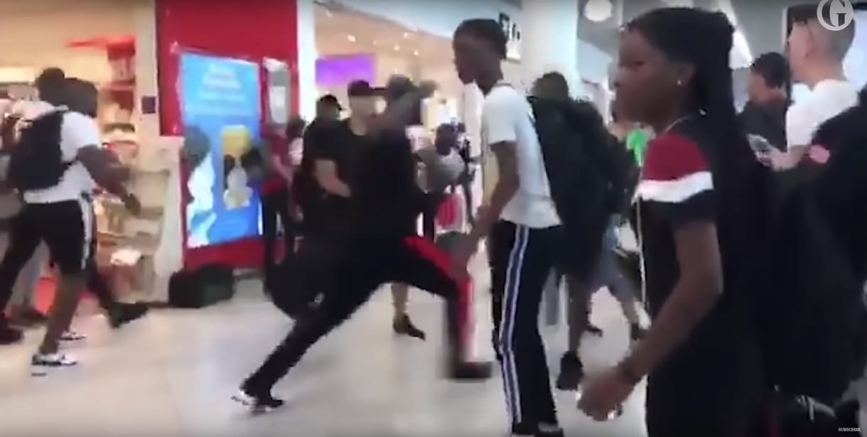 Egymásnak esett két rapper egy párizsi reptéren, több gép is késve indult - videó