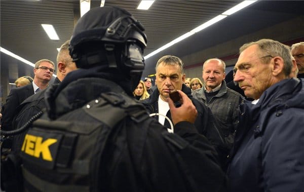 Orbán éjjel lement a metróba a gyakorlatozó TEK-esekhez – fotók