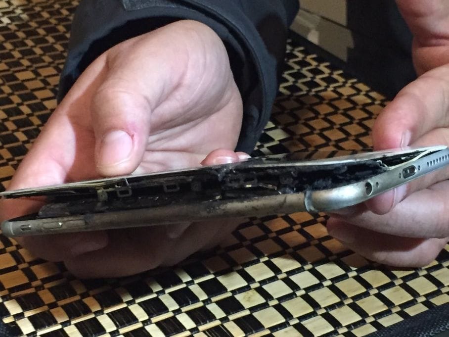 Kigyulladt egy férfi zsebében egy iPhone – fotók