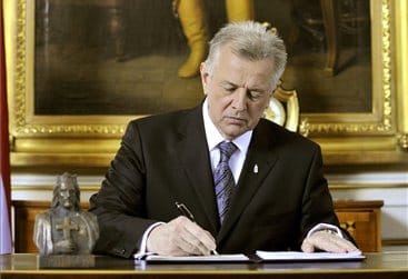 Közgazdászok tiltakoznak Schmitt Pál kitüntetése miatt