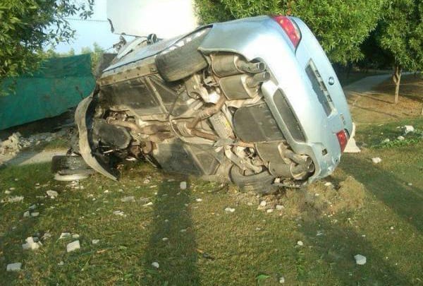 265-tel ment falnak egy M5-ös BMW Pakisztánban - fotók