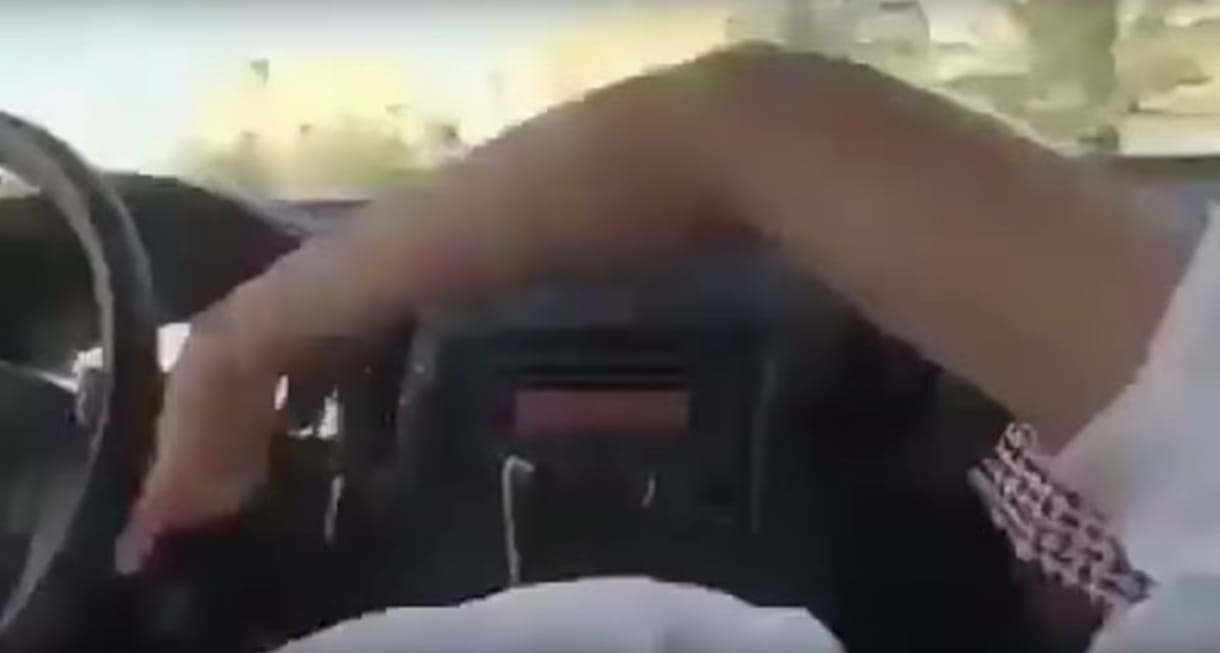 Drifteléssel akart menőzni, de átrepült az anyósülésre – videó