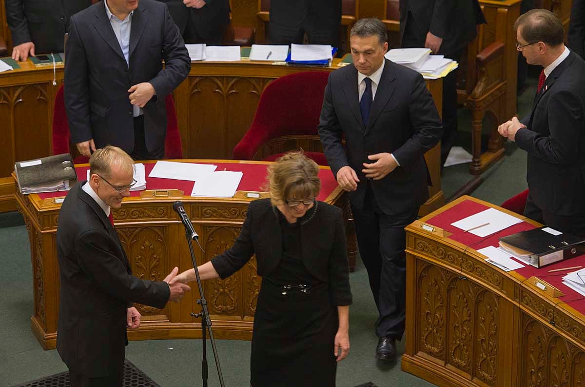 „Orbán gyarmatosítja a független intézményeket