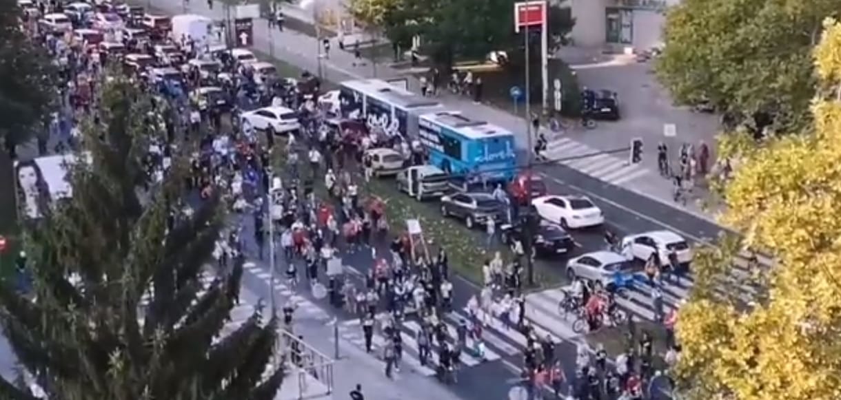 Szlovéniában több ezren tüntettek a járványügyi intézkedések ellen, a rendőrség vízágyút is bevetett