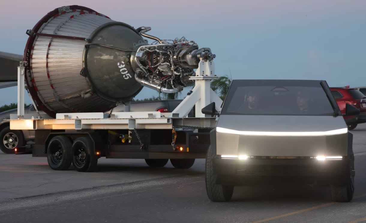 Egy űrrakéta hajtóművét vontatva videózták le a Tesla Cybertruckot