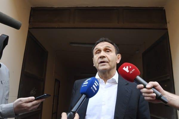 Friss fotók: Így sétált ki a rendőrség épületéből Gyárfás Tamás