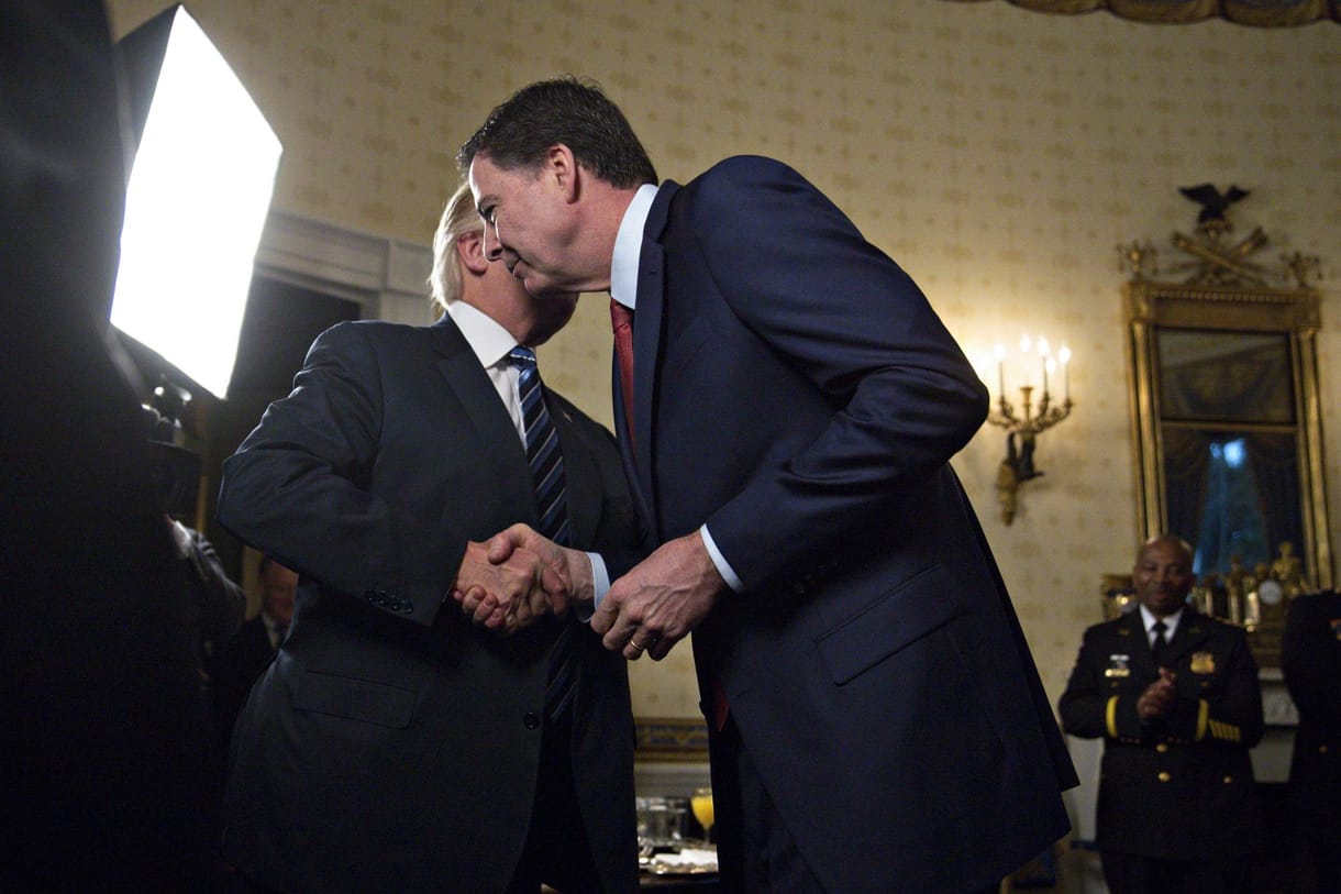 Mocskos alak, egoista hazudozó – rendesen egymásnak ment Trump és Comey, a leváltott FBI-igazgató