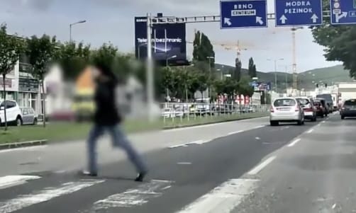 A rendőrautó átengedte a nőt a zebrán, a másik sávban elütötték – videó