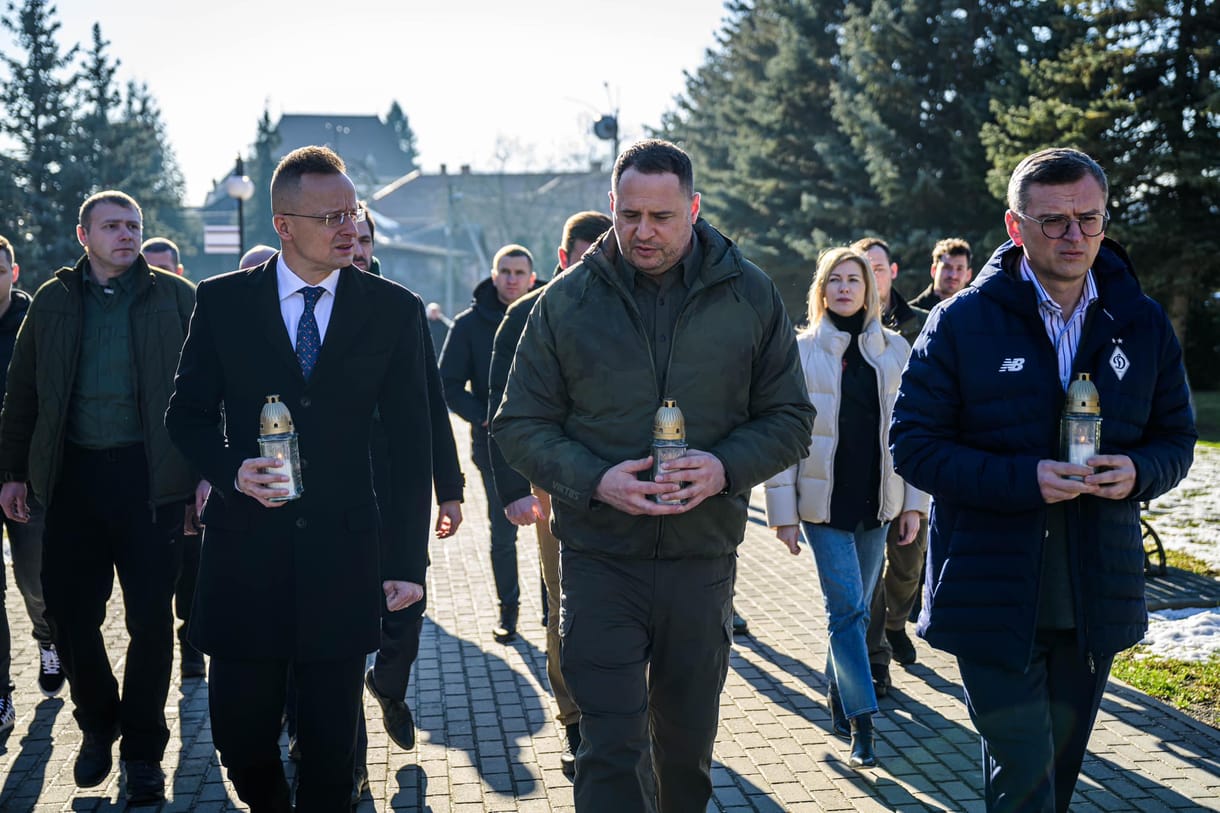 Érkezése után rögtön a temetőbe vitte Szijjártót az ukrán delegáció Ungváron