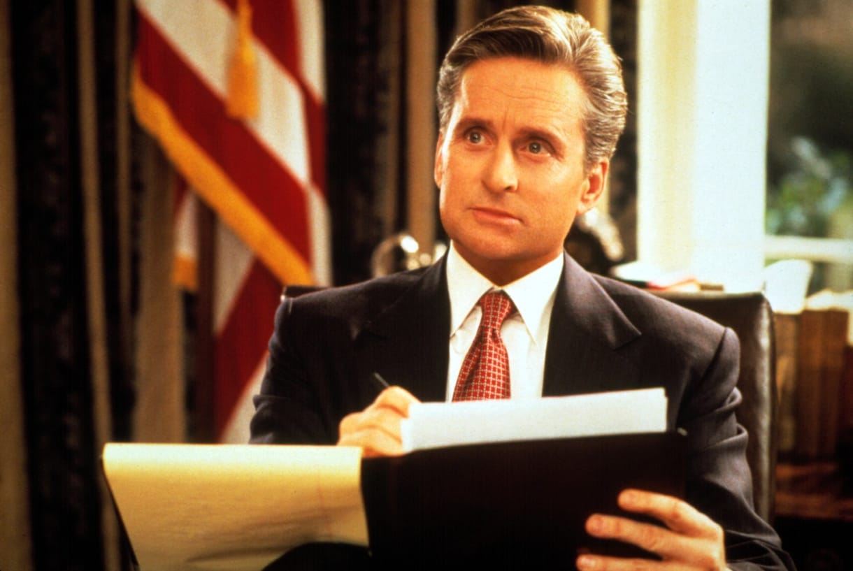 Michael Douglas sem úszta meg, szexuális zaklatással vádolják