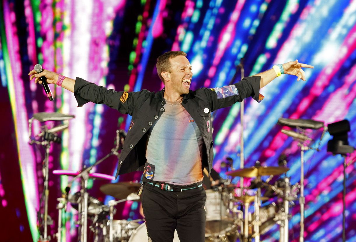 Videón, ahogy Chris Martin belezuhan egy lyukba a Coldplay koncertjén