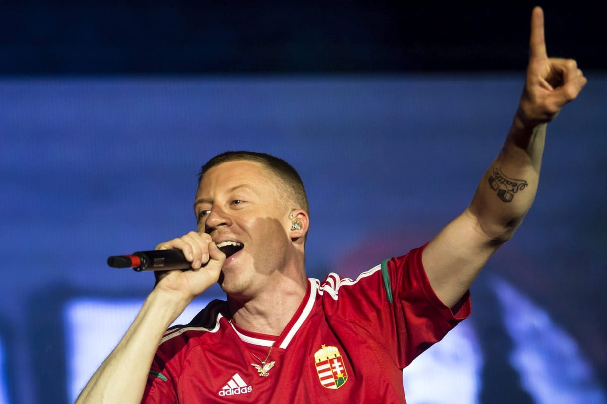 Frontális ütközést úszott meg Macklemore