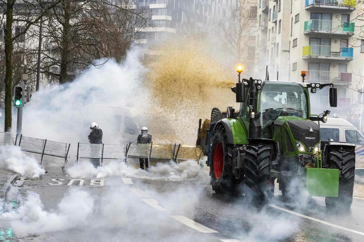 Orbán a tüntető gazdákkal is összefog, hogy Brüsszel úgy táncoljon, ahogy ő fütyül
