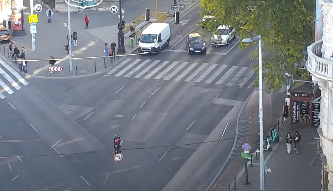 Drónnal figyelték a rendőrök az Andrássy-Bajcsy kereszteződést, három percenként láttak szabálytalanságot - videó
