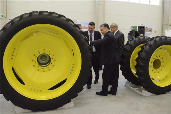 Orbánt óriáskerekek között fogadták Csányiék mai átadóján - fotók