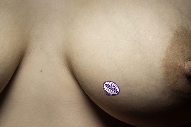Meztelen melles kampánnyal üzennek a szoptatásról