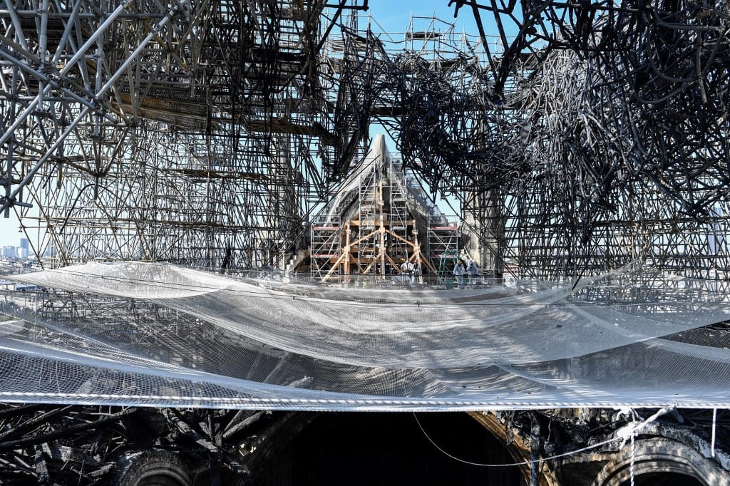 Mérgezéstől tartanak, felfüggesztették a Notre-Dame rekonstrukcióját