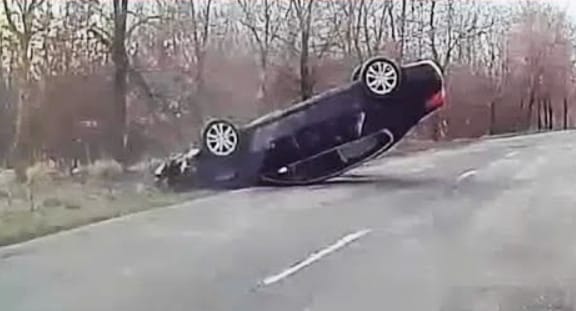 Fának csapódott és hatalmasat borult egy kocsi Gyulaházánál – videó