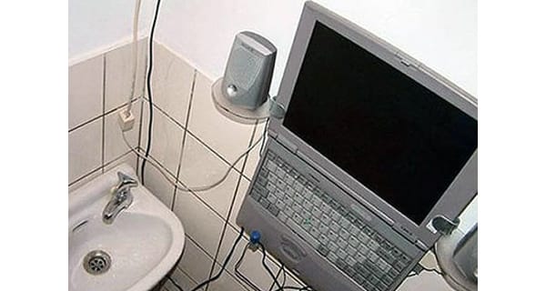 A nap kütyüje – laptop a WC-ben