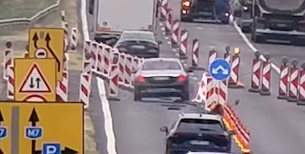 Egyenesen belehajtott a táblaerdőbe a Maybach sofőrje az M7-esen – videó