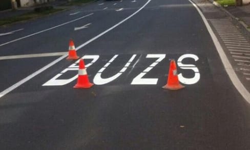 Itt a megoldás: így készülhetett a híres BUZS felirat a debreceni úton