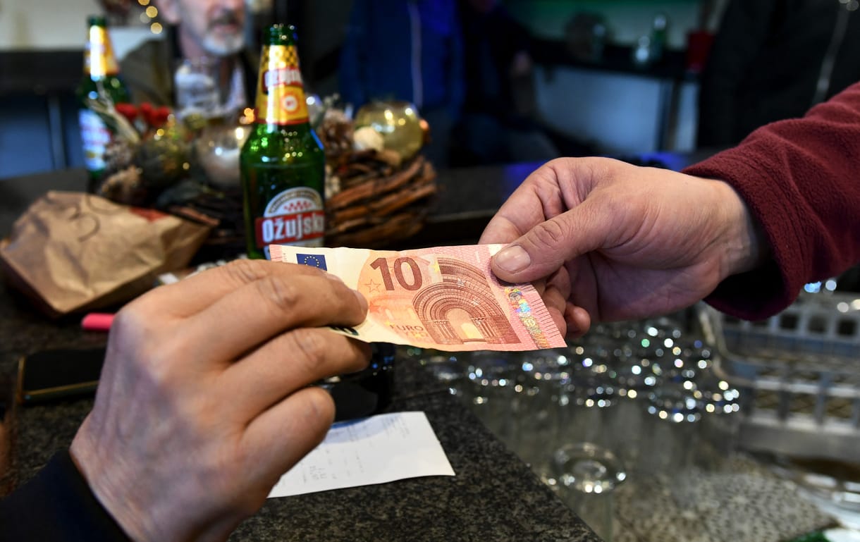 Horvátország beelőzte Magyarországot, de kell nekünk az euró a vármegyében is?