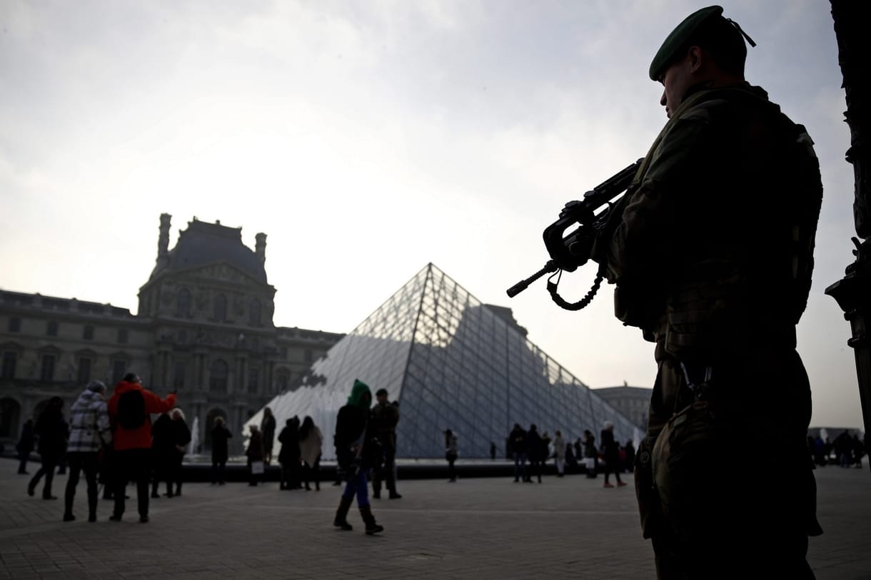 Gyanús táska miatt kiürítették a párizsi Louvre udvarát