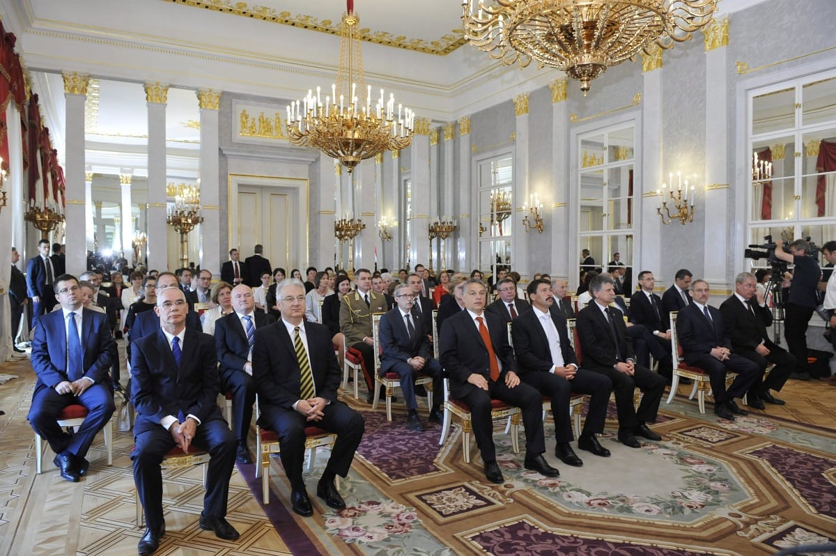 Hatalmas hadsereggé duzzadt Orbán bürokráciája