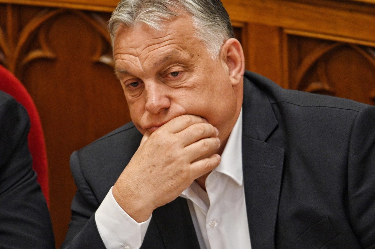 Financial Times-helyzetértékelés: Orbán Viktor engedni kényszerül a gazdasági bajok miatt