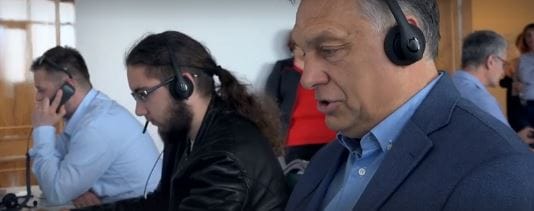 Orbán beállt kampány-telefonosnak is