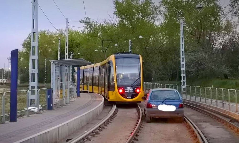 Ismét a villamossínek között vesztegelt egy autó Budapesten