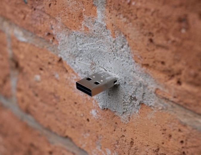 Egyre több Budapesten a falból kilógó pendrive